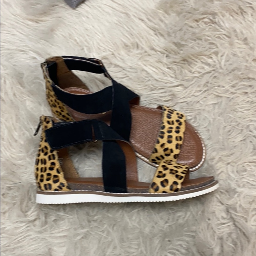 Diba True Flip Toes sandals.